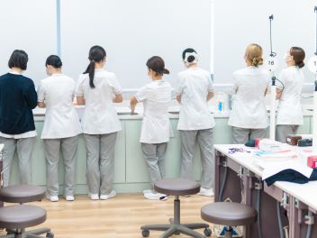 実習室で手洗いをする学生たち