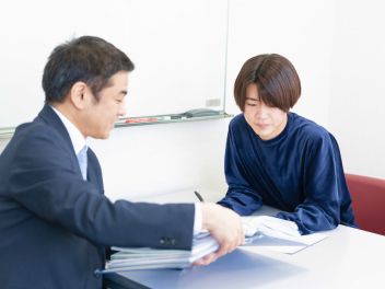 教員と進路相談をする学生