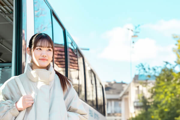バスで通学する学生