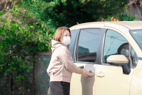 車で通学する学生