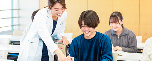 授業を受ける学生と教員の写真