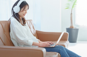 家でオンライン授業を受ける学生のイメージ