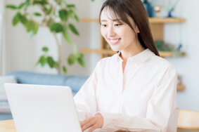 笑顔でオンライン授業を受ける学生のイメージ