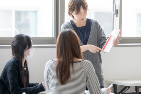 わからないところを教える担任のイメージ