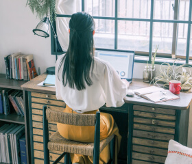 オンライン授業を受ける学生