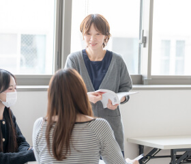 担任へ質問する学生
