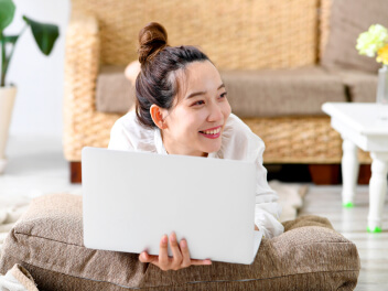 自室でパソコンでオンライン授業を受ける学生のイメージ