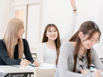 登校日に授業を受ける学生のイメージ
