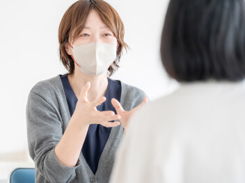 担任と相談するイメージ