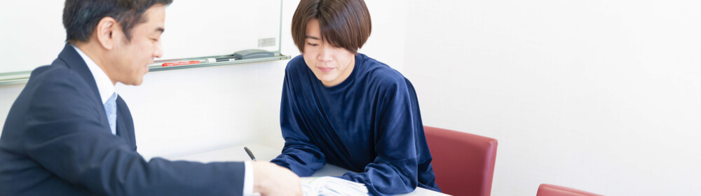 進路指導を受ける学生と教員のイメージ