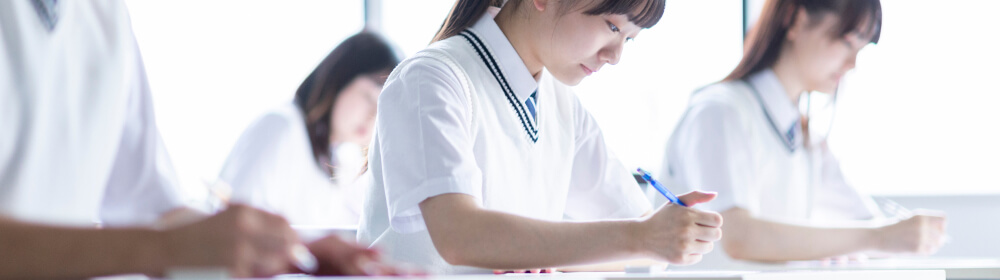 試験を受ける学生のイメージ