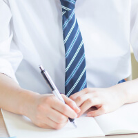 作文を書く学生の写真