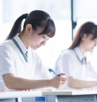 作文を書く学生の写真