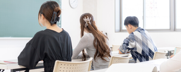 授業を受ける学生