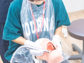 体験授業を受ける高校生の写真