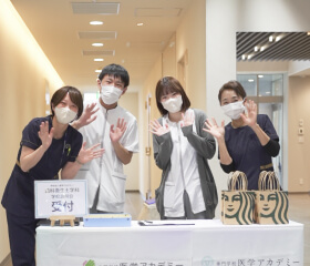 受付をする教員の写真