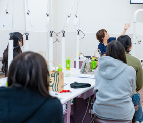 本校のご紹介をする教員の写真