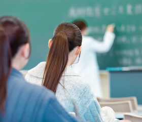 本校のご紹介をする教員の写真