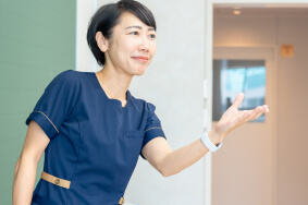 楽しそうに働く教員のイメージ