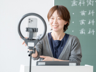 オンライン授業をする教員の写真