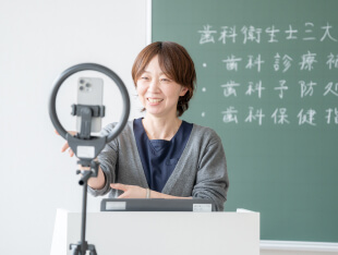 オンライン授業をする教員の写真