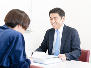 進路指導を受ける学生の写真